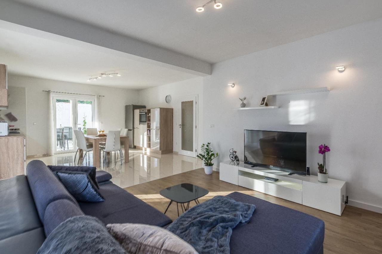 Bajlo With Three Bedrooms Zadar