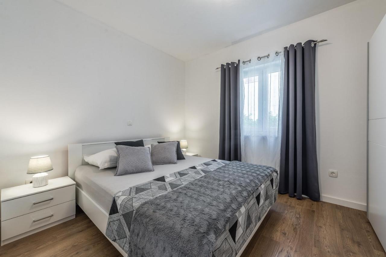 Villa Bajlo With Three Bedrooms Zadar