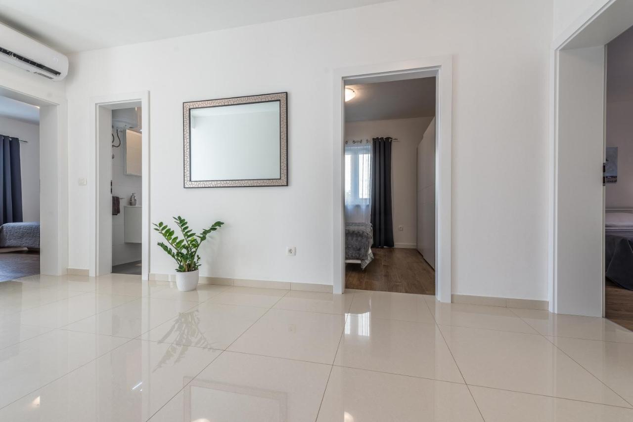 Villa Bajlo With Three Bedrooms Zadar